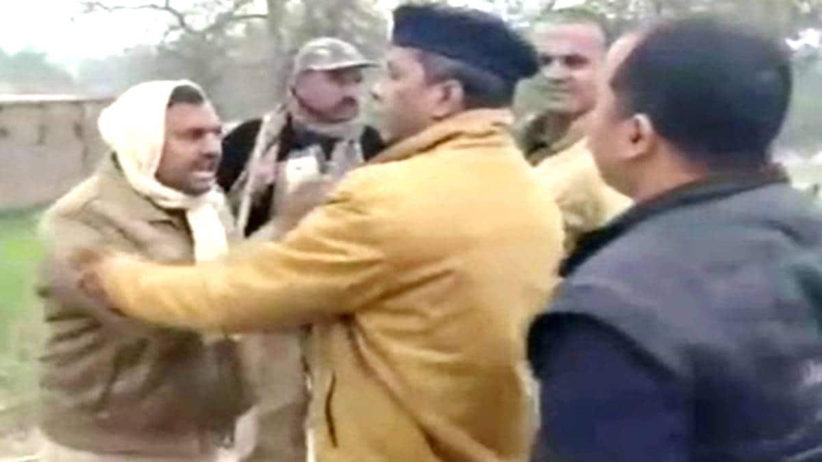 अधिकारियों के बीच नोंकझोंक