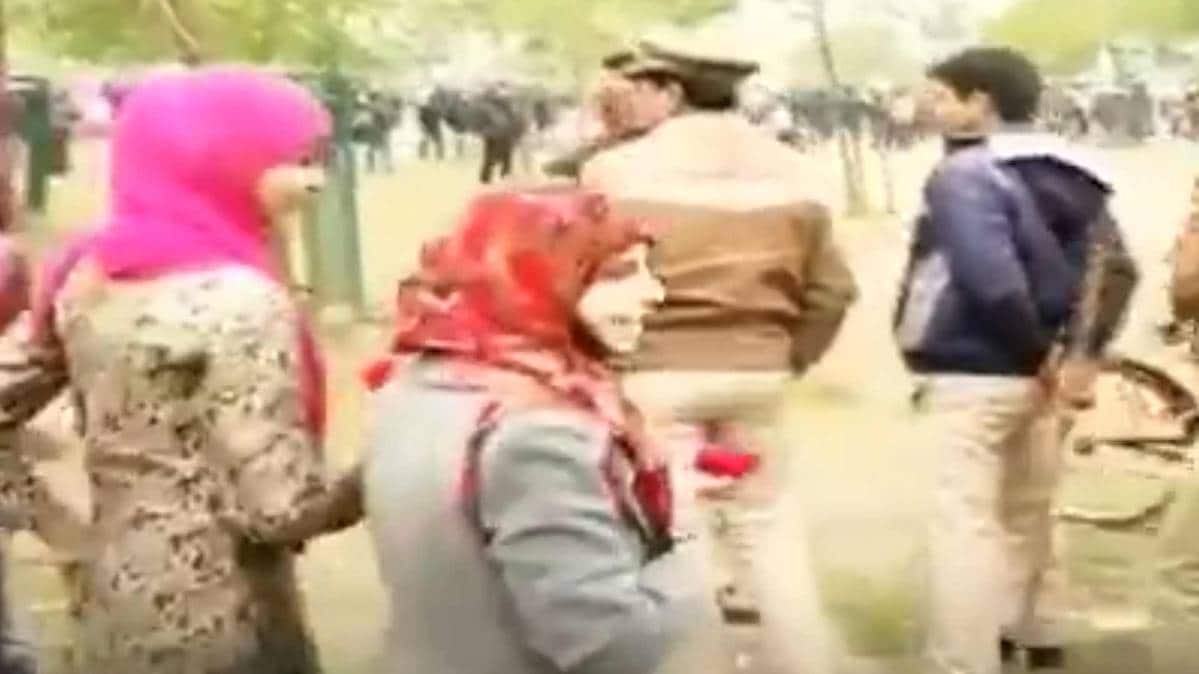 बच्चियों की गांधीगीरी