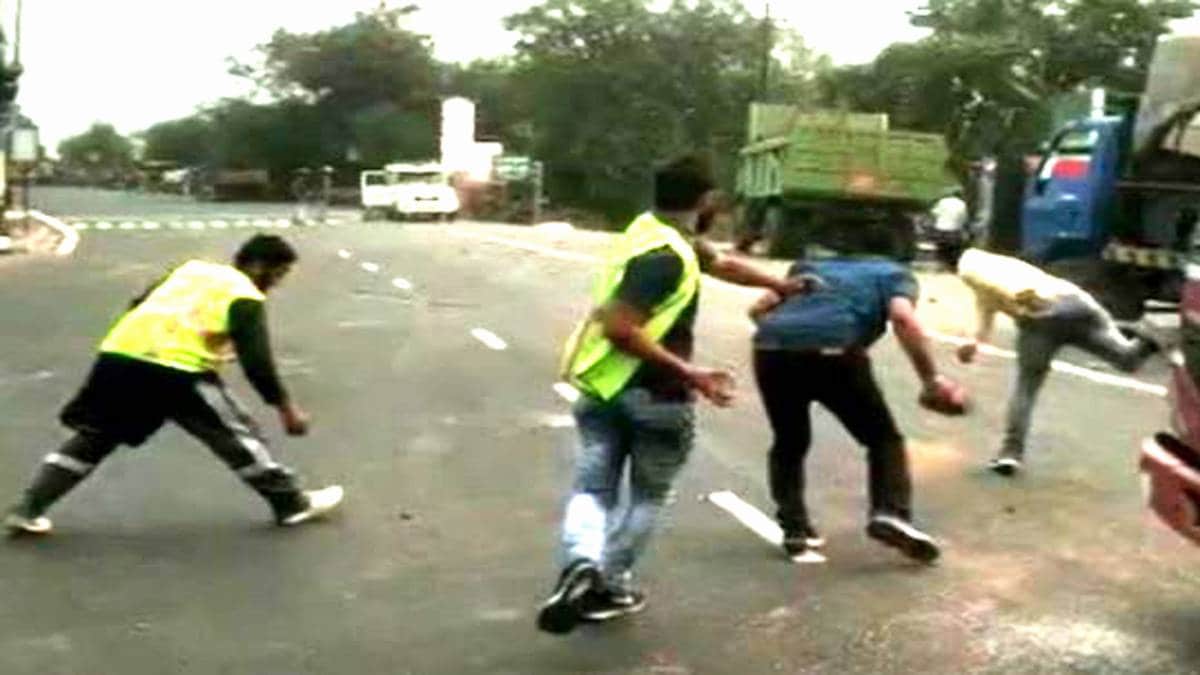 पुलिस और लोगों ने एक-दूसरे पर फेंके पत्थर