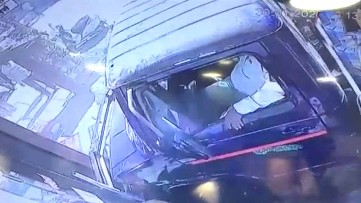 वैन ने कई गाड़ियों को मारी टक्कर