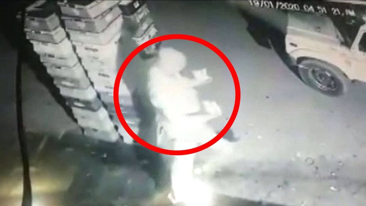 दूध चोरी करते नजर आए पुलिसवाले