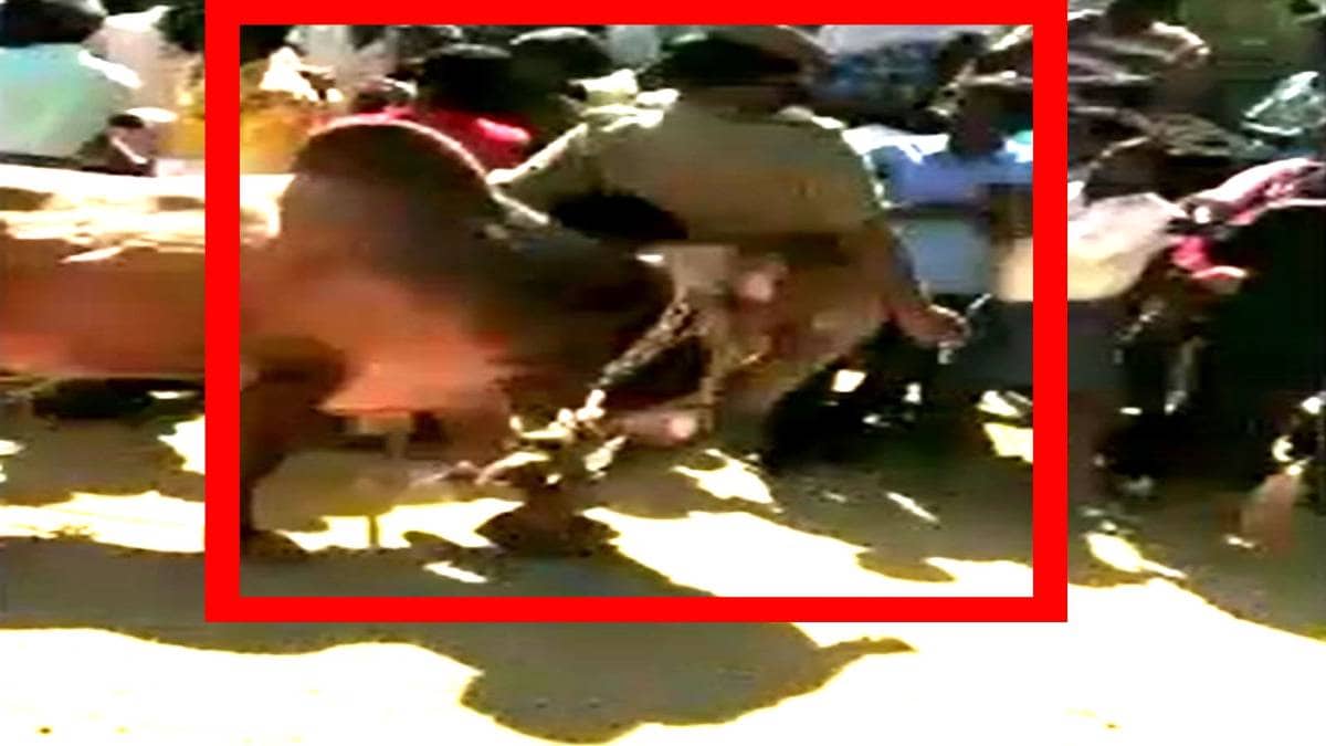 सांड ने पुलिसकर्मी पर किया हमला