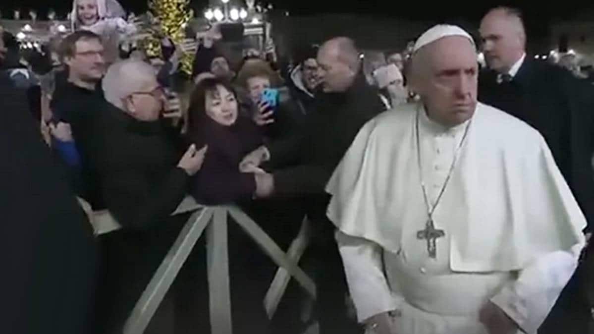महिला का हाथ झटकते हुए वहां से चले गए पोप फ्रांसिस