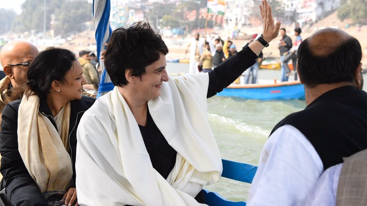 प्रियंका गांधी वाराणसी में पंचगंगा घाट स्थित श्रीमठ पहुंचीं