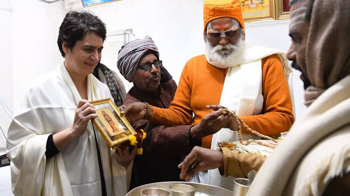 प्रियंका वाराणसी पहुंची तो पहले मंदिर में दर्शन किए
