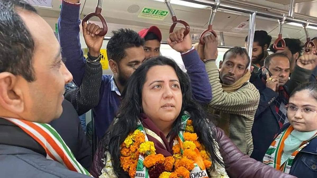 जनकपुरी से कांग्रेस उम्मीदवार राधिका खेरा मेट्रो से नामांकन भरने गईं