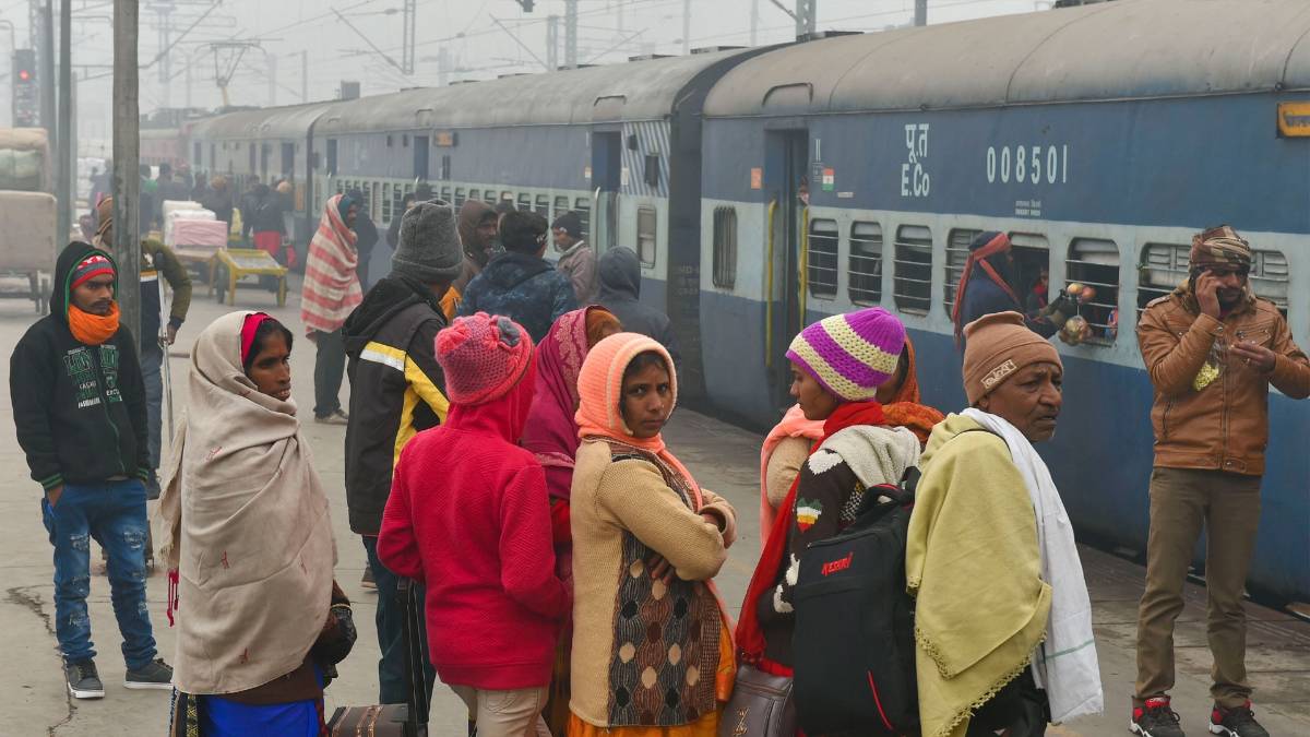 महंगा हुआ ट्रेन का सफर (फोटो-PTI)