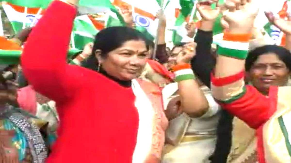 डांस करते हुए राज्यसभा सांसद संपतिया उइके