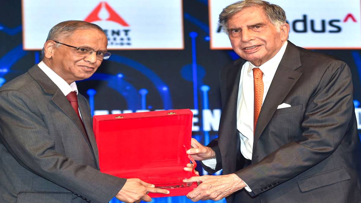 रतन टाटा को अवॉर्ड देते हुए नारायण मूर्ति (फोटो- पीटीआई)