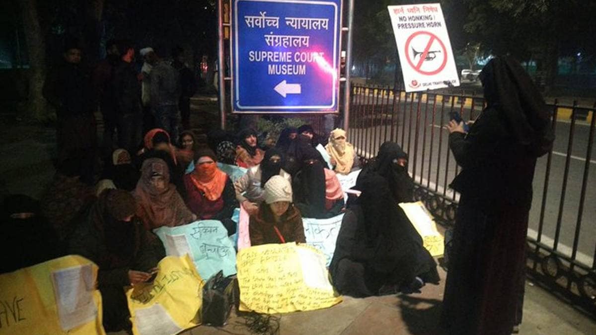 सुनवाई से पहले मौन धरने पर महिलाएं