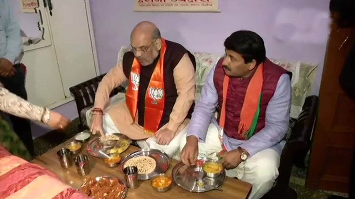 कार्यकर्ता के घर शाह का भोजन (फोटो-ANI)