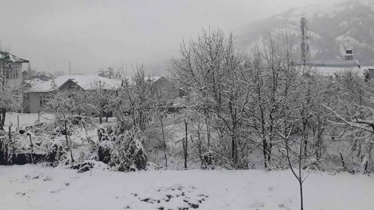 जम्मू-कश्मीर में बर्फबारी का दौर जारी