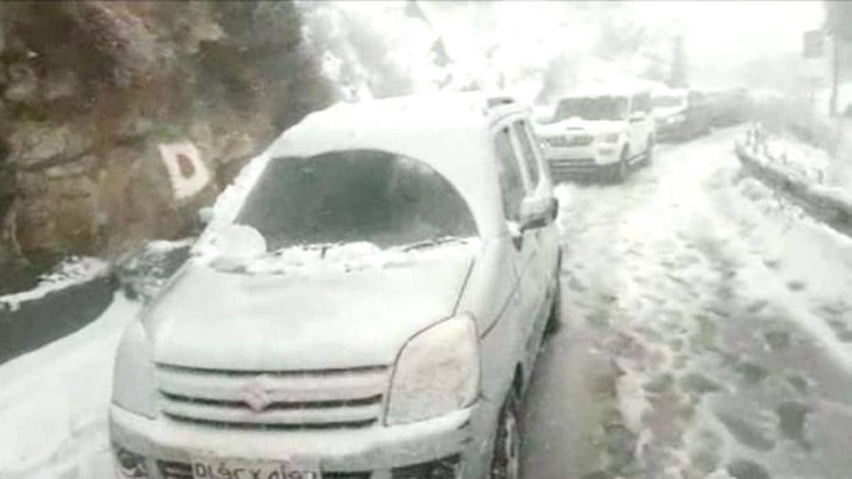 पहाड़ों पर भारी बर्फबारी