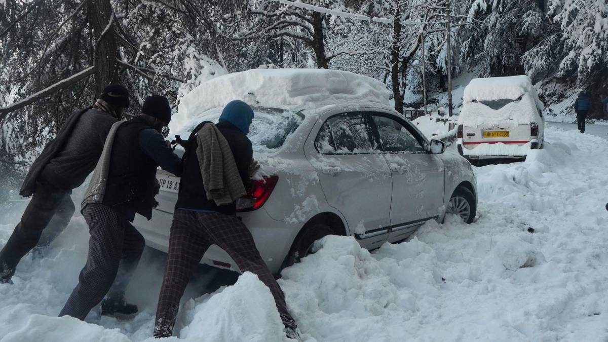 बर्फ से दुखदाई हुआ जनजीवन (फोटो-PTI)