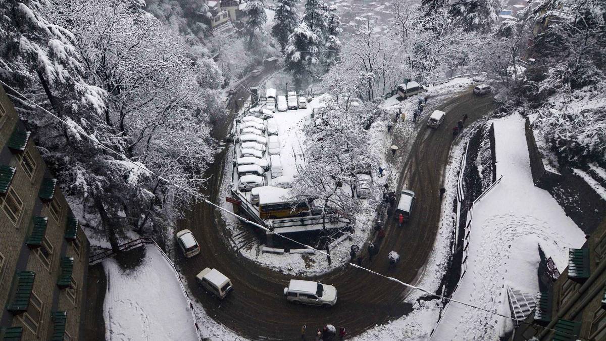 देखें उत्तराखंड-हिमाचल-कश्मीर में बर्फबारी का हाल (फोटो-PTI)