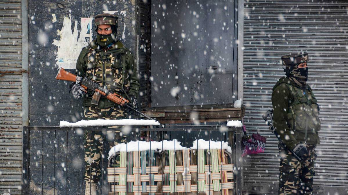 कश्मीर में बर्फबारी के दौरान सेना बल (फोटो-PTI)