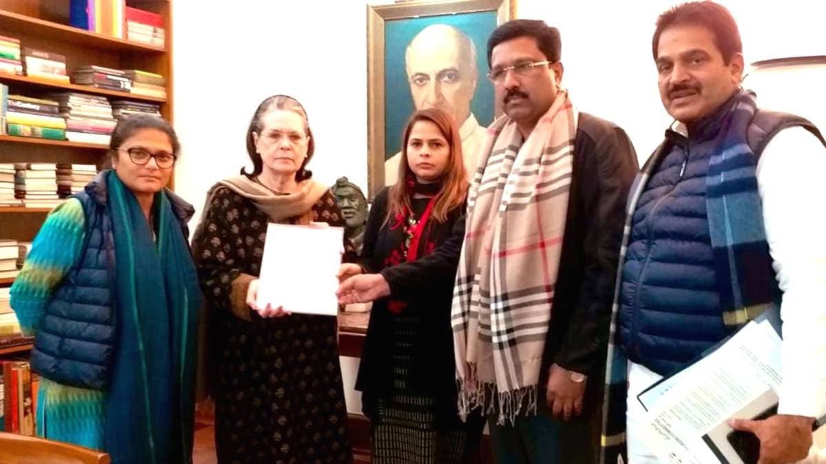 कांग्रेस के प्रतिनिधिमंडल ने सोनिया गांधी को सौंपी रिपोर्ट
