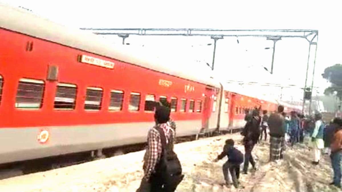 ट्रेन पर फेंके पत्थर
