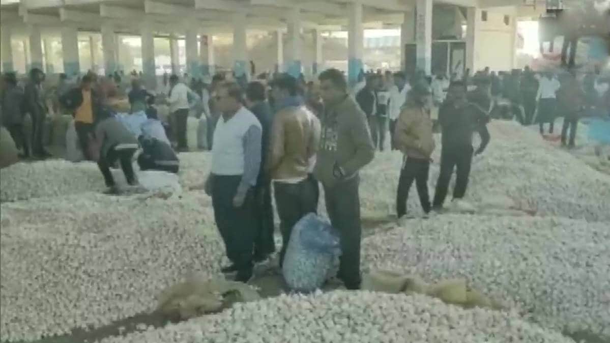 MP के मंदसौर कृषि मंडी में शर्मनाक मामला(फोटो-ANI)