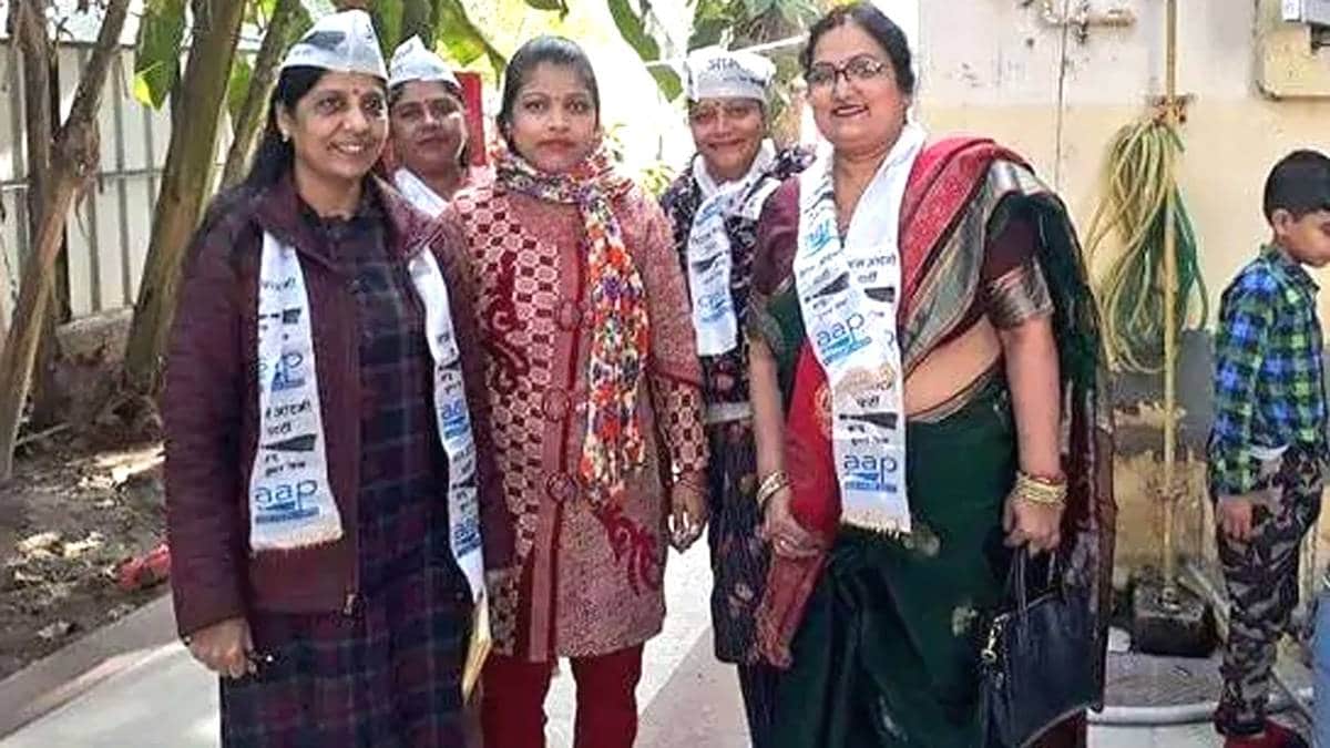 सुनीता केजरीवाल ने घर-घर जाकर आम आदमी पार्टी के लिए मांगे वोट