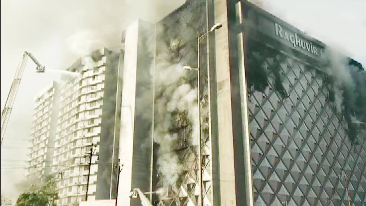 दमकल की 50 गाड़ियां आग बुझाने में जुटी