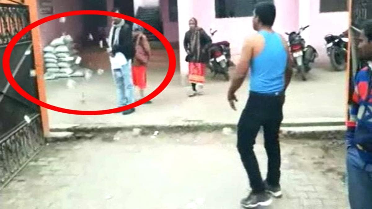 बीएसए ऑफिस के सामने हंगामा करता हुआ टीचर