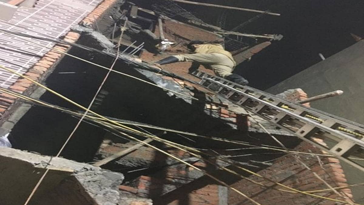 त्रिलोकपुरी में बिल्डिंग गिरी (फोटो-ANI)