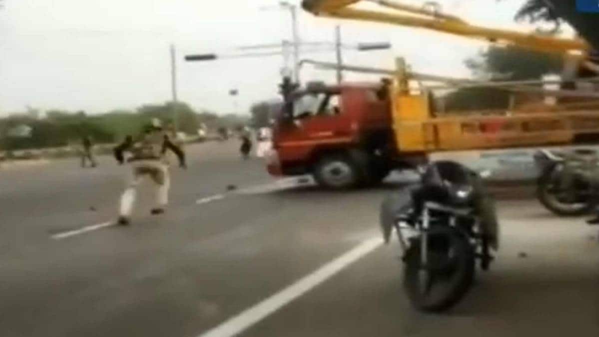 उज्जैन में पुलिस और पब्लिक के बीच मारपीट (फोटो टीवी ग्रैब)