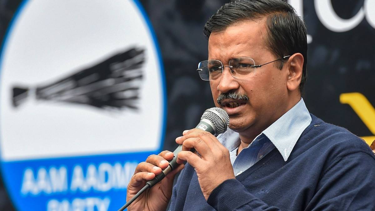 दिल्ली के मुख्यमंत्री अरविंद केजरीवाल बीजेपी पर तंज कस्ते हुए (फाइल-पीटीआई/कमल सिंह)