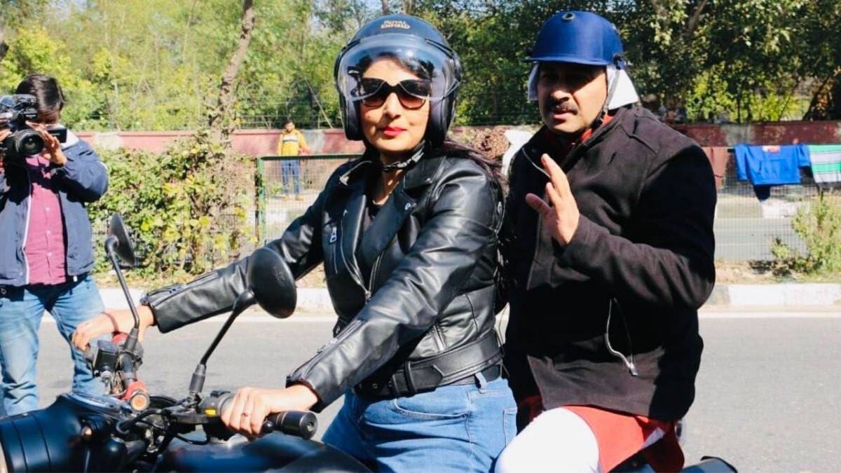 चित्रा त्रिपाठी और मनोज तिवारी (फाइल-वीडियो ग्रैब)