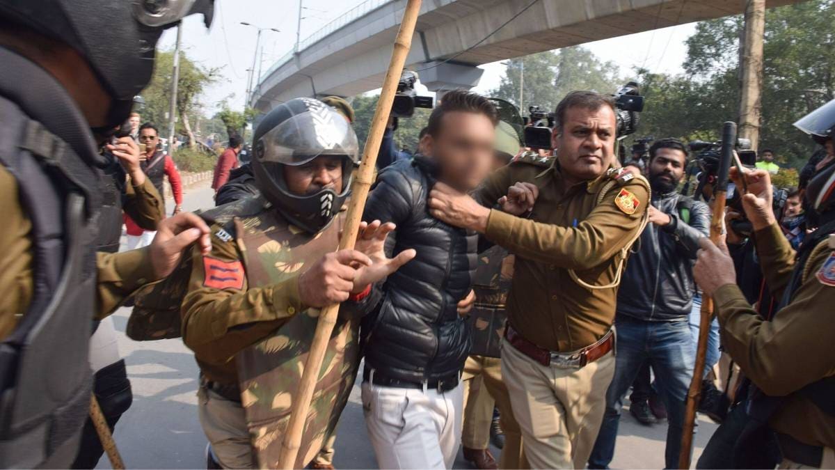 दिल्ली के जामिया में प्रदर्शनकारियों पर युवक ने चालयी गोली (फाइल-पीटीआई)