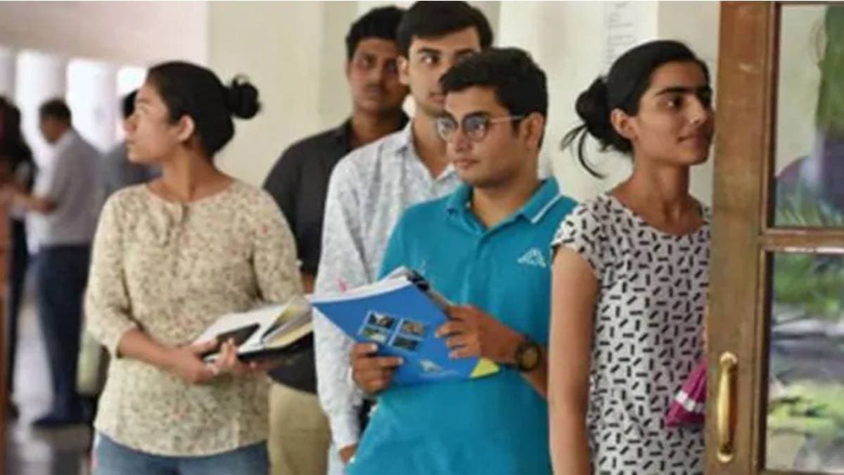 दिल्ली में किसकी बनेगी सरकार बता रहे हैं यूनिवर्सिटी के छात्र (फाइल फोटो)