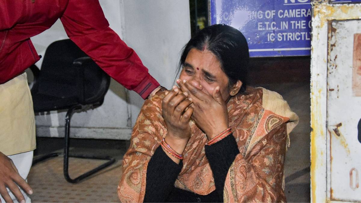 निर्भया रेप केस में गुनहगारों के फांसी टलने पर आशा देवी रो पड़ीं (फाइल-पीटीआई)