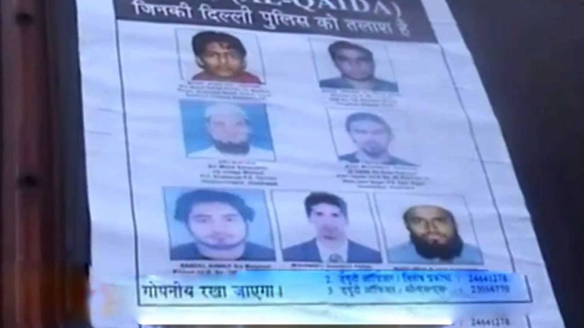 जगह जगह ऐसे आतंकियों के पोस्टर लगाए
