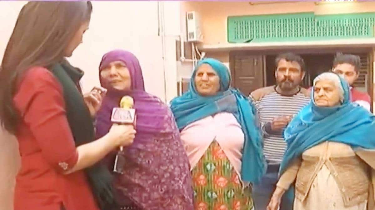 मुख्यमंत्री अरविंद केजरीवाल से नजफगढ़ क्षेत्र की महिलाएं खुश या नाराज (फोटो-ट्विटर)