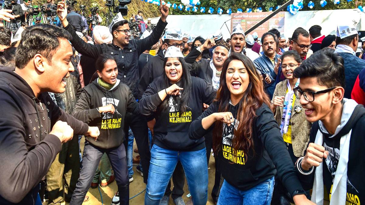 AAP दफ्तर में सुबह से जश्न