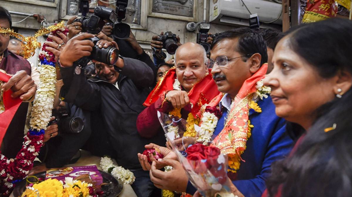 मतदान से पहले हनुमान मंदिर पहुंचे केजरीवाल  (PTI)