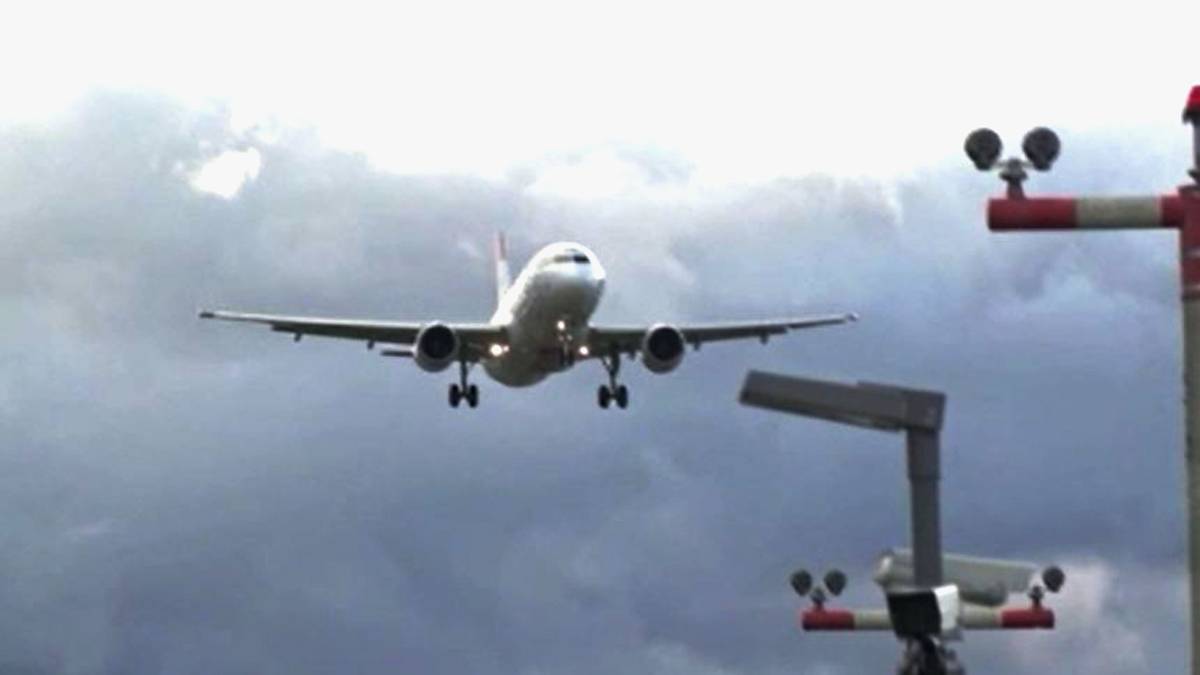 हवा में डगमगाते हुए विमान