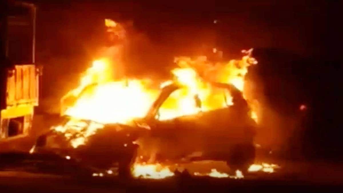 कार में लगी आग (Video Grab)
