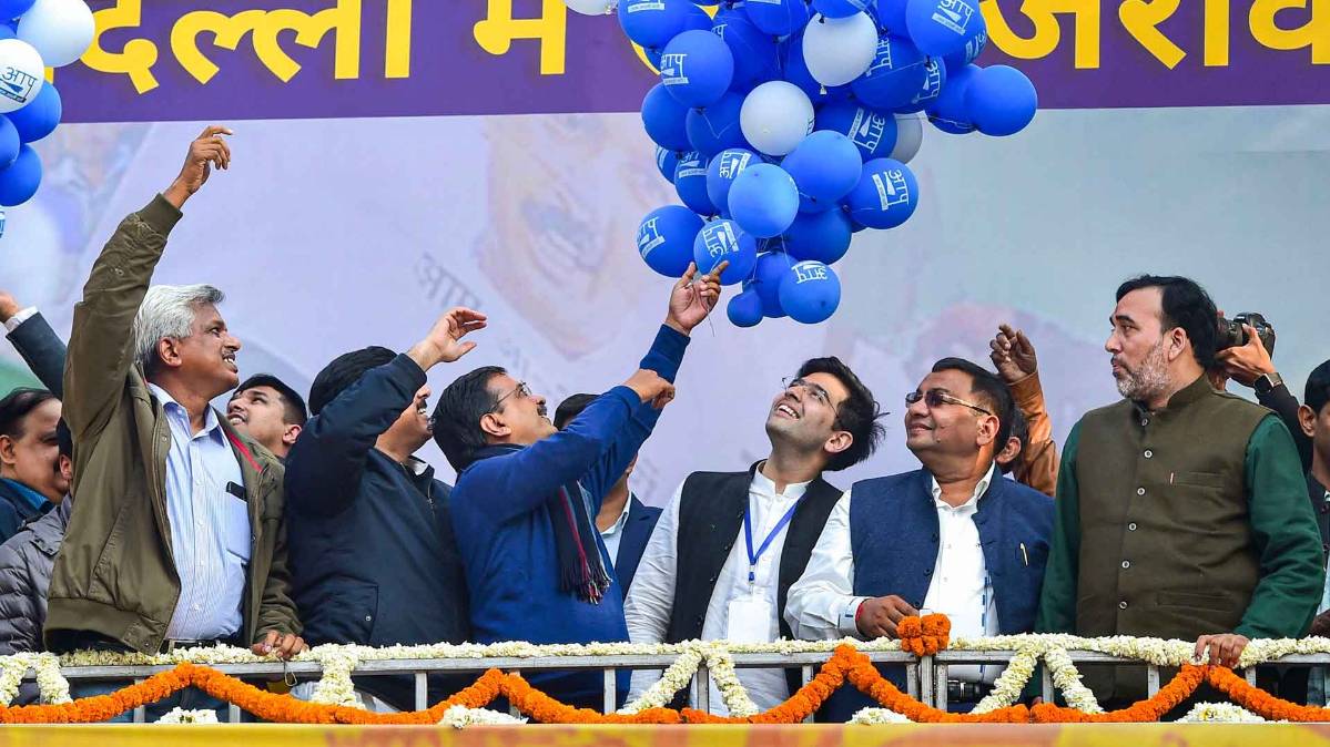 दिल्ली में AAP ने लहराया जीत का परचम