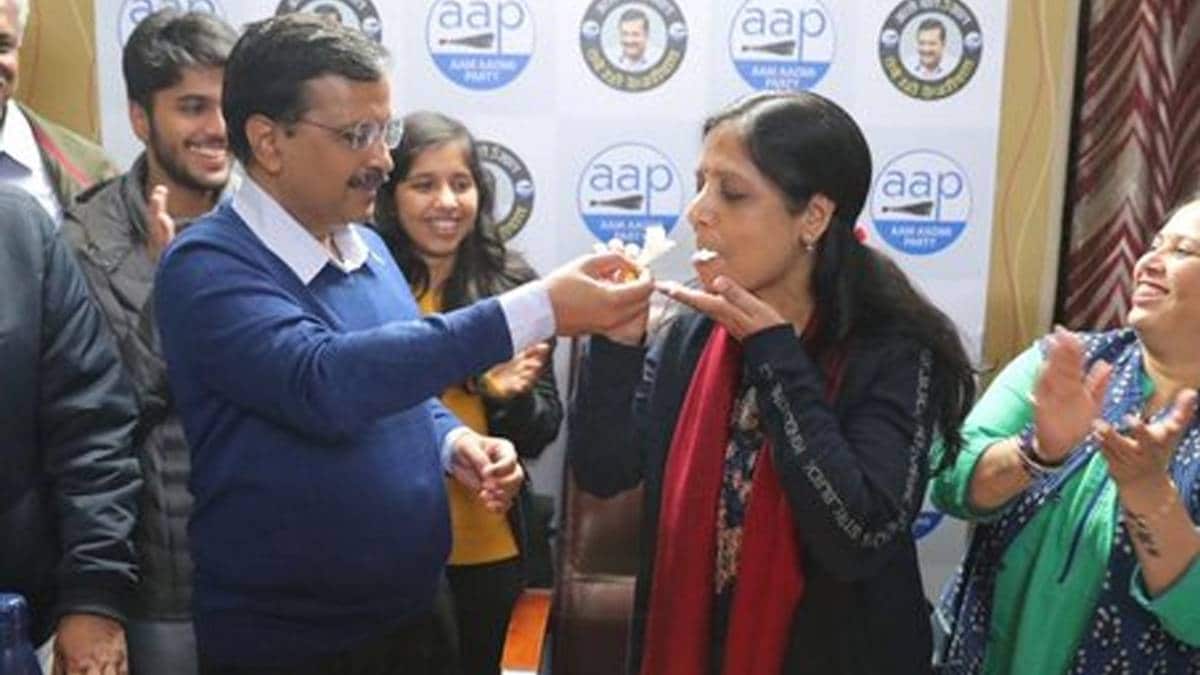 CM Kejriwal celebrates his wife birthday