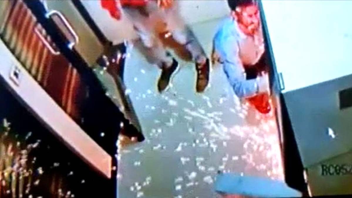 ATM को गैस कटर से काटते हुए बदमाश