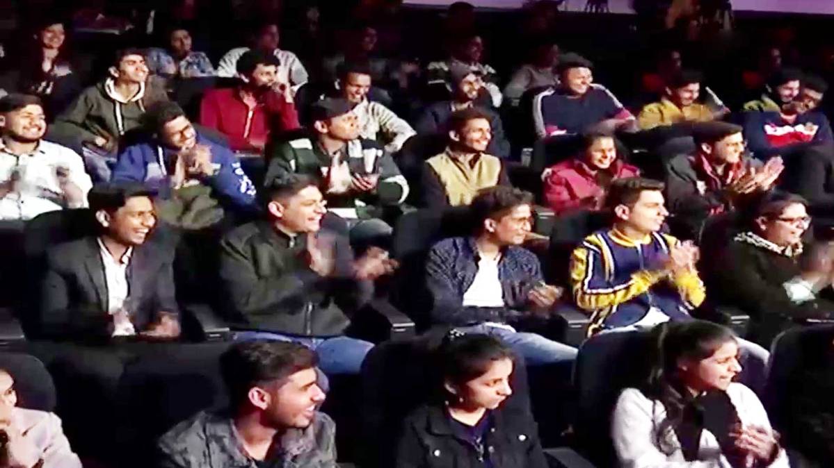 जनता ने लगाए ठहाके