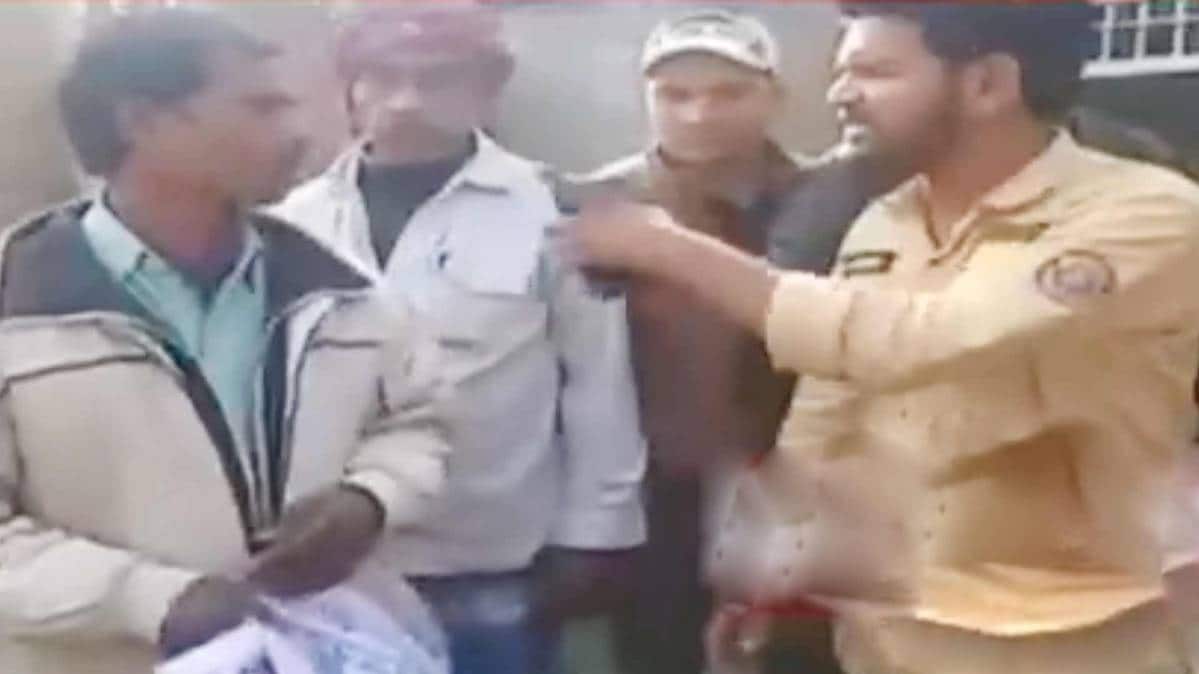 बजरंग दल के कार्यकर्ताओं ने एक दंपति को पीटा (फोटो टीवी ग्रैब)