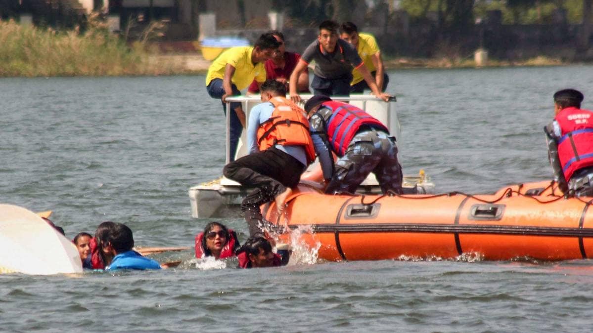 झील में पलटी नाव (PTI)