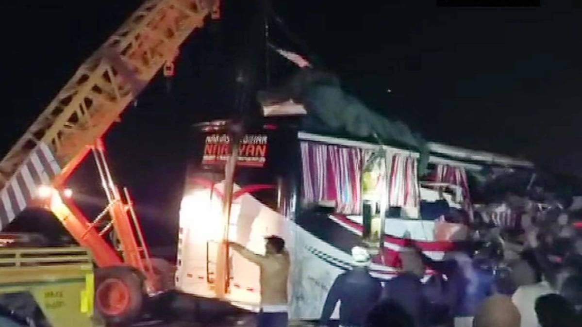 At least 14 feared dead & many injured after a bus collided with a truck on the Agra-Lucknow Expressway in Bhadan, yesterday late night.