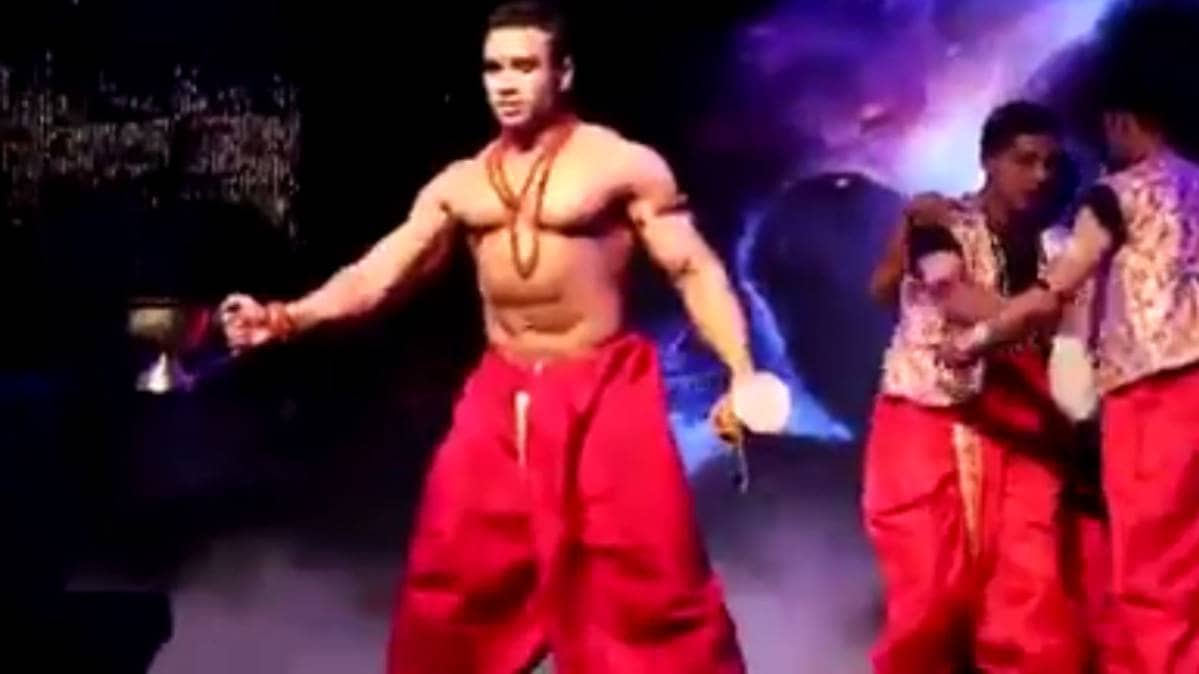 डांस करते हुए एसपी सचिन अतुलकर