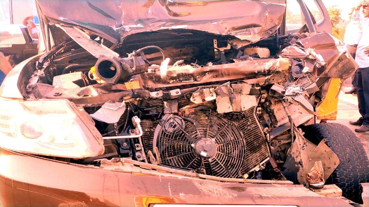 सड़क हादसे में क्षतिग्रस्त बस (फाइल फोटो-IANS)