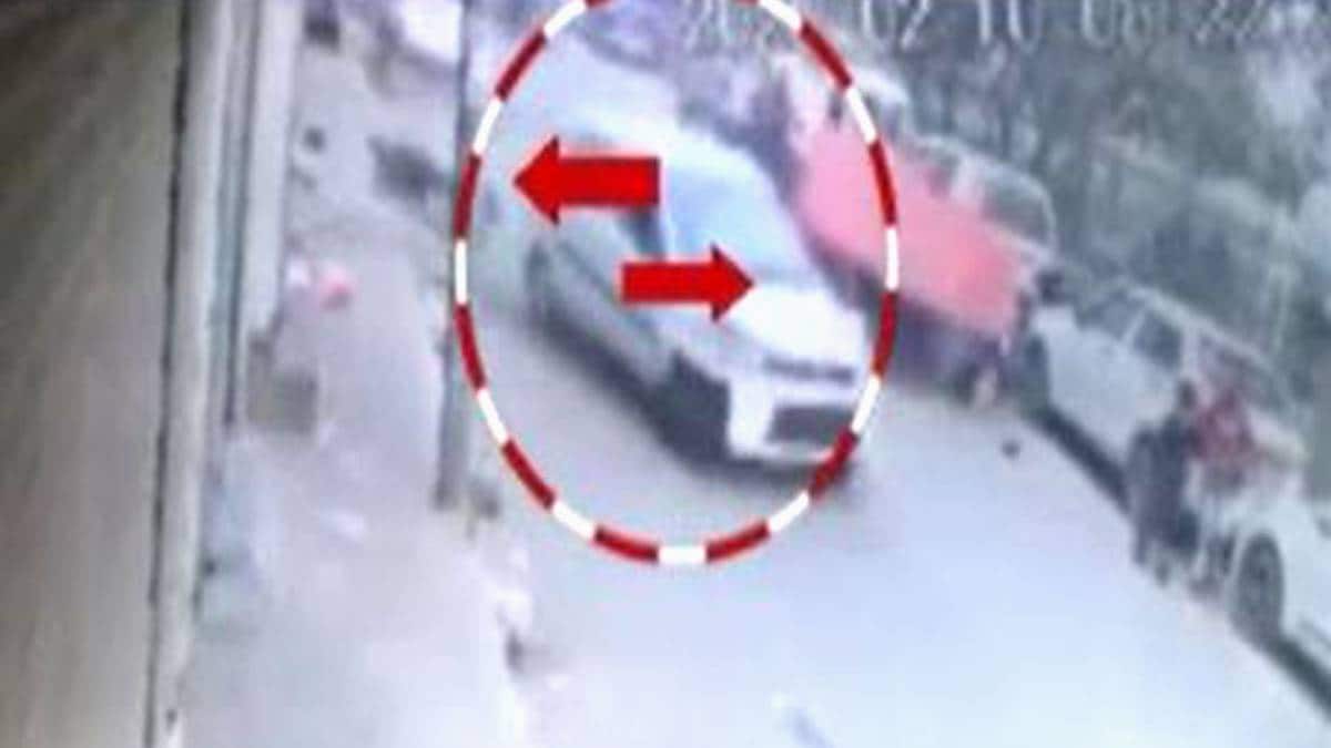 कार और ई-रिक्शा की टक्कर