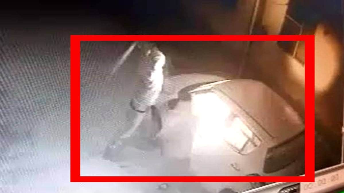 कार को तोड़ते हुए बदमाश